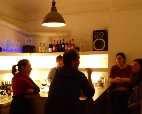 Hartmann Architekten + Mohrmann Licht und Medientechnik: Der Moled LED Light Club verfügt über eine eigene kleine Bar...