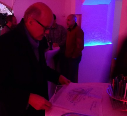 Architekt Hartmann mit der Skizze zur "DIY-Theresienwiese"...