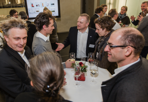 Michael Schuster von JUNG (mittig im Bild) mit Philipp Auer und Katrin Hootz