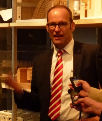 Andres Lepik, Direktor des Architekturmuseums, führt in die Ausstellung ein