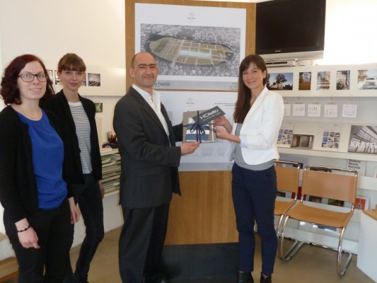 Preisübergabe - Markus Stenger mit Ines Kamlah, Marketingleiterin H'Otello © MünchenArchitektur