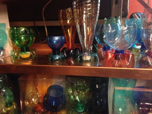 Cheap Murano heissen diese aus Plastikwasserflaschen zusammengesteckten "Gläser"
