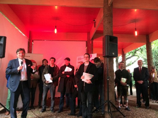 …die TU Studenten von Professor Florian Nagler, werden für ihren Wettbewerbsentwurf "Rotes Dach" gefeiert