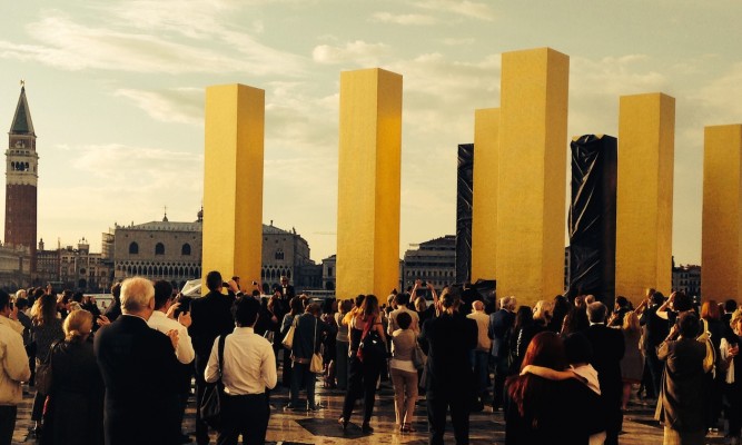 3.6: Goldene Steelen des deutschen Künstlers Heinz Mack wurden in der Abendsonne auf San Giorgio enthüllt