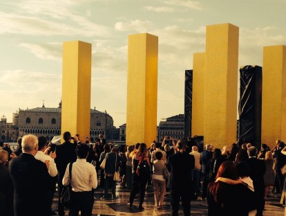 3.6: Goldene Steelen des deutschen Künstlers Heinz Mack wurden in der Abendsonne auf San Giorgio enthüllt
