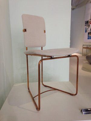 Messingchair auf dem Stand von Ghyczy