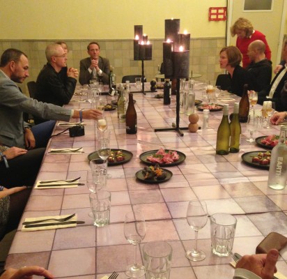 Dinner in der alten Schule - Tischdecke passend zur Wand