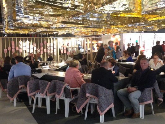 Für die Gestaltung der Messe-Cafés war ein Wettbewerb ausgelobt worden. Wie man mit Notfall-Folie, Plastikstühlen und Umzugsdecken einen stylischen Place kreieren kann, sieht man hier...