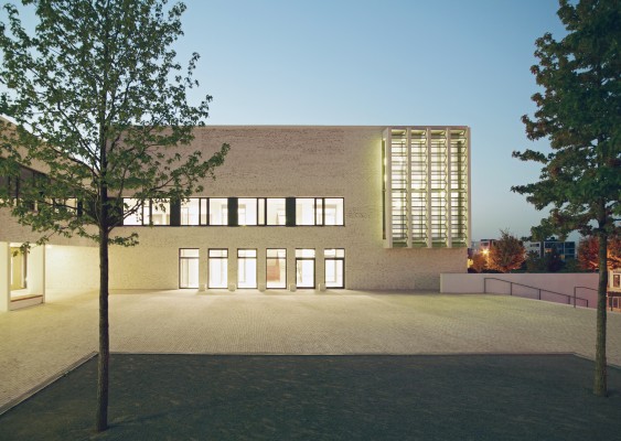 Anerkennung: Gymnasium mit Sporthalle und Jugendhaus in Frankfurt-Riedberg in mehrschaliger Bauweise von Ackermann + Raff Architekten, Stuttgart/Tübingen. © Thomas Herrmann, Stuttgart