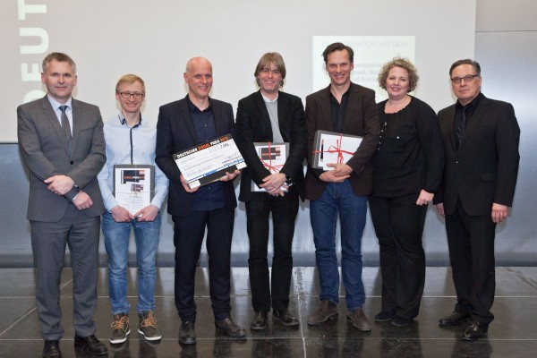 Die strahlenden Hauptpreisträger bei der Übergabe der Urkunden und Schecks durch Johannes Edmüller (Vorstandsvorsitzender ZZS, l.) und Ministerialdirektor Günther Hoffmann (BMUB, r.): Victor Filimonow, Sebastian Dellinger, Felix Bembé (alle Bembé Dellinger Architekten, Greifenberg) und Klaus Zeller und Kristina Weigelt (beide Architekturbüro Klaus Zeller, Köln). © Ziegel Zentrum Süd e.V.