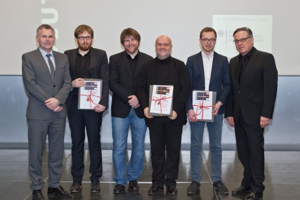 Die Sonderpreisträger zusammen mit Johannes Edmüller (Vorstandsvorsitzender des Ziegel Zentrum Süd, l.) und Ministerialdirektor Günther Hoffmann (BMUB, r.), die die Preise überreichten, v.l.n.r.: Benjamin Pfeifer (Stefan Forster Architekten, Frankfurt), Torsten Will, Peter Brückner (beide Brückner + Brückner Architekten Tirschenreuth/Würzburg) und Michael Feil (Architekt, Regensburg). © Ziegel Zentrum Süd e.V.