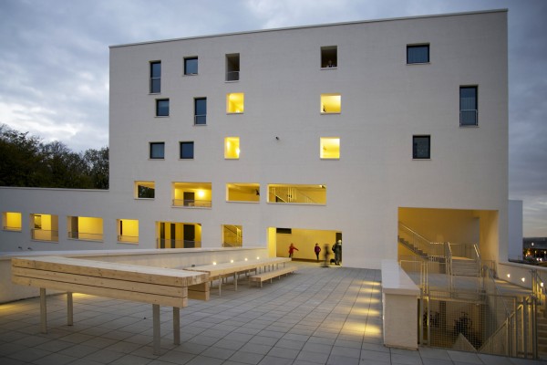 Anerkennung: „Jules et Jim“, ein öffentlich geförderter Wohnungsbau mit Kindertagesstätte in Neu-Ulm der Architekten Jens Metz und Holger Kleine aus Berlin. © Carsten Krohn, Berlin