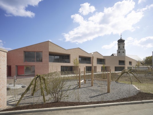 Anerkennung: Haus „Josefine Kramer“, ein Familienzentrum mit Kinderkrippe und Kindergarten in Tettnang in mehrschaliger Bauweise von Bächle Meid Architekten, Konstanz. © Roland Halbe