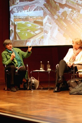 Prof. Maria Auböck (links) von der Kunstakademie mit Patentamts-Präsidentin Cornelia Rudloff-Schäffer