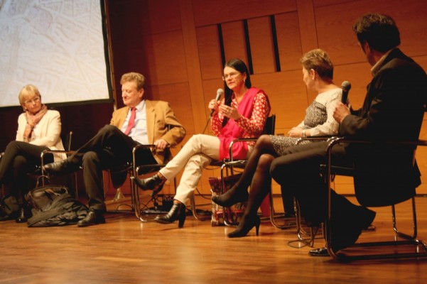 Moderator Michael Ruhland (rechts) gibt die Fragen zur Beanwortung weiter