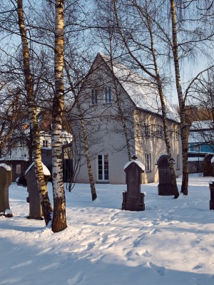 Wohnhaus Ansicht Südwest und hist. Friedhof