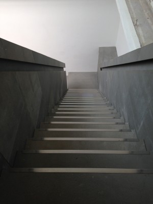 Wirkt fast monumental: Treppe aus Faserzementplatten