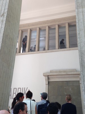 Erstaunen: Warum sieht man Menschen hinter den Fenstern des deutschen Pavillons?