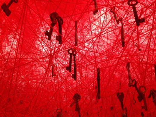 Ein Netz aus rotem Faden und alten Schlüsseln