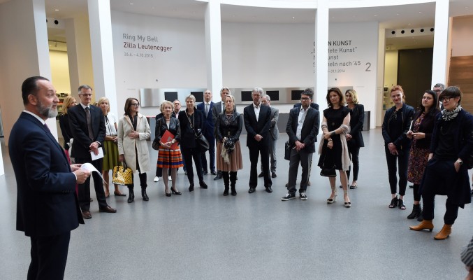 Begrüßung in der Rotunde der Pinakothek der Moderne durch Florian Seidel (Pictet München)