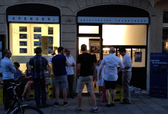 Tropisch heiße NACHTSCHICHT vor dem Büro von Stenger2 Architekten und Partner.