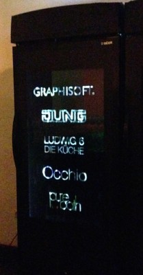 Hightechkühlschränke mit Sponsorenlogos