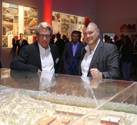 Stefan Wiegand, Geschäftsführer der Aurelis RegionSued, und Sascha Lobo vor dem Triebwerk Modell, @ Aurelis