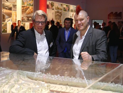 Stefan Wiegand, Geschäftsführer der Aurelis RegionSued, und Sascha Lobo vor dem Triebwerk Modell, @ Aurelis