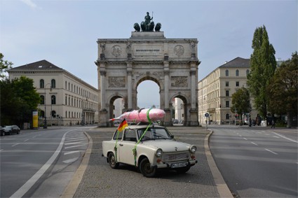 Skulptur Exportweltmeister, ein Trabant 601 S Baujahr 1985 mit dem Abwurftank eines Russischen Kampfjets als Dachlast