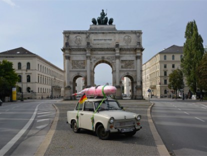 Skulptur Exportweltmeister, ein Trabant 601 S Baujahr 1985 mit dem Abwurftank eines Russischen Kampfjets als Dachlast