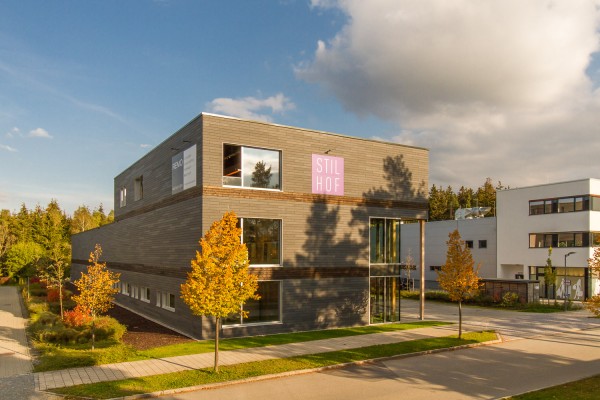 Neubau eines Ausstellungsgebäudes mit Lagerhalle