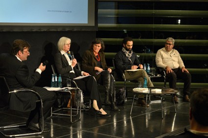 Karlheinz Beer, Ministerialrätin Gabriele Engel, Dr. Lore Mühlbauer, Rami Kasbari und Rawi Alazar (v.l.n.r.); © Volker Derlath