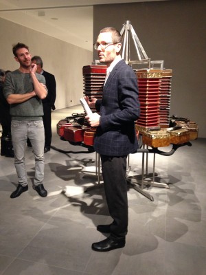 Kurator Andreas Kristof mit dem Künstler Constantin Luser