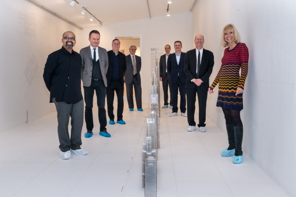Die zur Ausstellungseröffnung anwesenden Mitarbeiter von SOM mit Nicola Borgmann, kuratorische Leitung der Architekturgalerie München, © Saskia Wehler