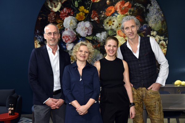 Marcel Wanders vor einem Teppich aus seiner neuesten Design-Kollektion bei der Eröffnung der Moooi-Ausstellung in den Neuen Werkstätten mit Franziska Frosch, stv. Chefredakteurin der Elle Dekoration, Marina Woschni und Johann Klopsch, beide Neue Werkstätten (v.r.n.l.) © Hannes Magerstaedt