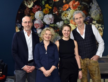 Marcel Wanders vor einem Teppich aus seiner neuesten Design-Kollektion bei der Eröffnung der Moooi-Ausstellung in den Neuen Werkstätten mit Franziska Frosch, stv. Chefredakteurin der Elle Dekoration, Marina Woschni und Johann Klopsch, beide Neue Werkstätten (v.r.n.l.) © Hannes Magerstaedt