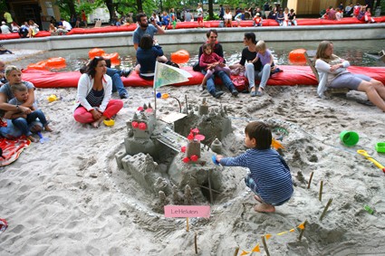 Kulturstrand der urbanauten am Vater-Rhein-Brunnen, Sandburgenbauwettbewerb 2015 © Stefan Rambow