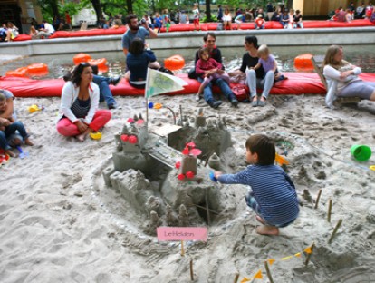 Kulturstrand der urbanauten am Vater-Rhein-Brunnen, Sandburgenbauwettbewerb 2015 © Stefan Rambow