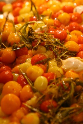 ...in Kombination mit in Rosmarin gegarten Tomaten...