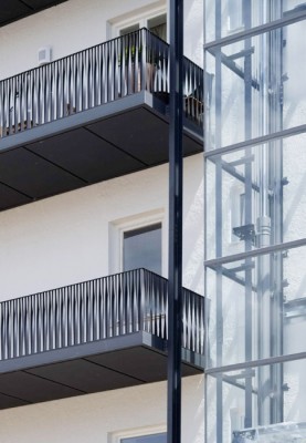 Anbau der Balkone und des Glas-Aufzuges