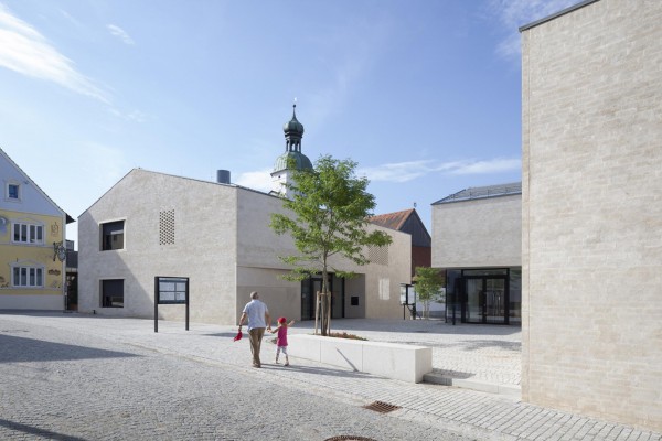 Deutscher Ziegelpreis 2015, Hauptpreis 2: neue Ortsmitte Wettstetten von Bembé Dellinger Architekten, Greifenberg.