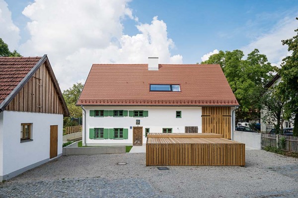 Anerkennung: Umbau eines denkmalgeschützten Schusterbauernhauses von peter haimerl . Architektur, München