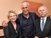 Marina Woschni und Johann Klopsch von den Neuen Werkstätten mit Peter Schoener