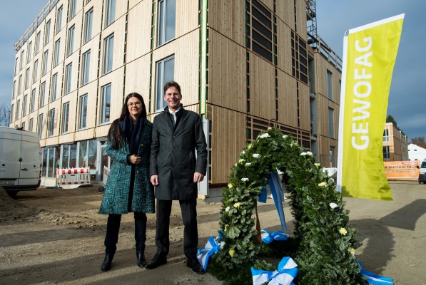 Stadtbaurätin Prof. Dr.(I) Elisabeth Merk und Dr. Klaus-Michael Dengler, Sprecher der Geschäftsführung der GEWOFAG, mit der Richtkrone. Foto: Lukas Barth