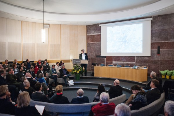 Mitinitiator Benjamin David stellt die Tagungsthematik vor. Foto: die urbanauten / Gabriela Neeb