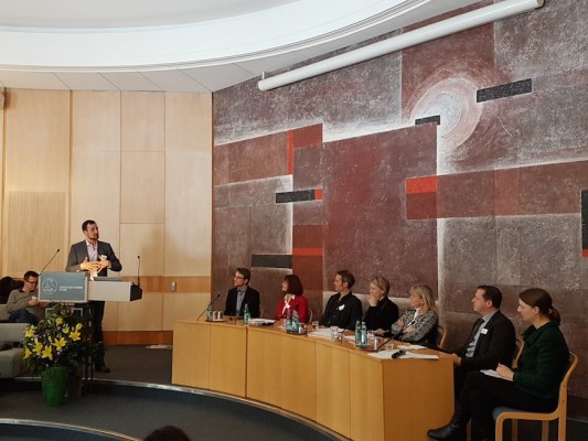 Abschlusspodium, v.l.n.r.: Moderator Stefan Brainbauer, Maximilian Heisler, Ingrid Lenz-Aktasch, Dr. Markus Büchler, Katrin Habenschaden, Gabriele Neff, Wolfgang Wittmann, Dr.-Ing. Agnes Förster. Foto: Gabriela Beck