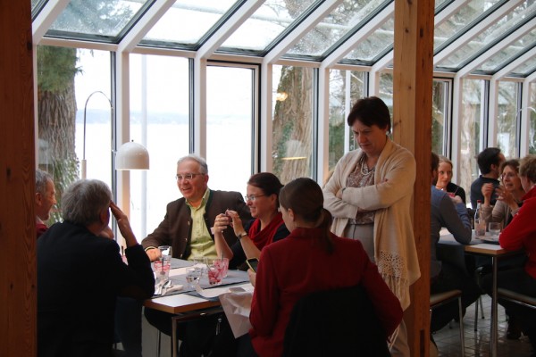 Gespräche beim Mittagessen. Foto: die urbanauten / Sophie Miller