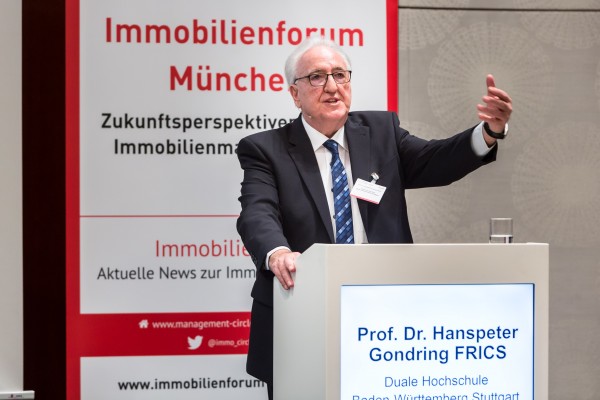 Launige Einführung in das Immobilienforum München von Prof. Dr. Hanspeter Gondring. Foto: Management Circle AG