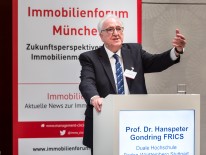 Launige Einführung in das Immobilienforum München von Prof. Dr. Hanspeter Gondring. Foto: Management Circle AG