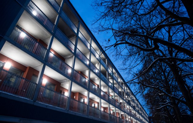 Beleuchtete Laubengänge: Das Haus am Dantebad ist fertig. Foto: Lukas Barth